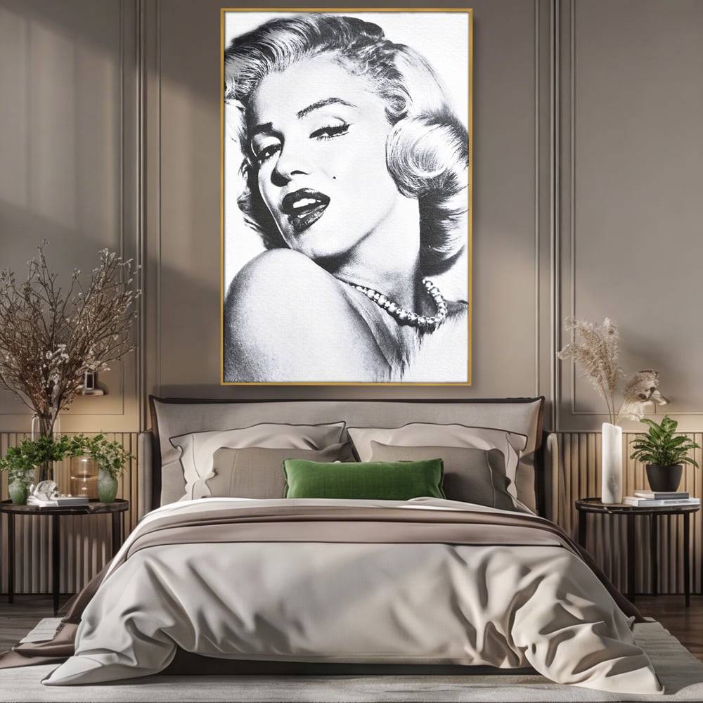 Tablou canvas cu tablou canvas cu marilyn monroe alb negru, in rama de aluminiu auriu, pe perete intr-un dormitor
